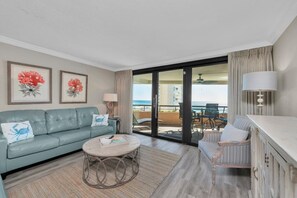 公寓式客房, 多张床, 阳台, 海洋景观 (#1402 - No Pets) | 起居区 | 平板电视