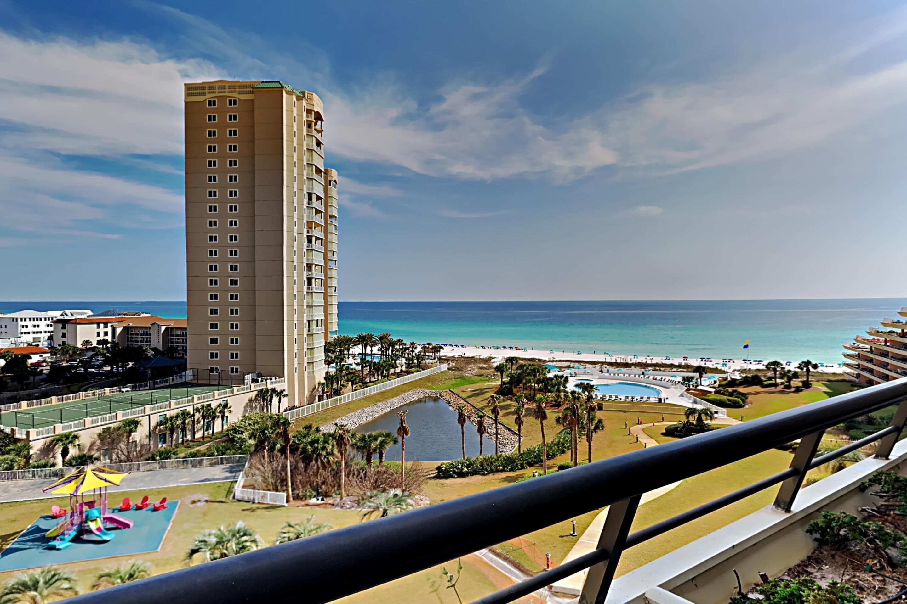 Un hôtel de grande hauteur offrant une vue sur la plage et l’océan.