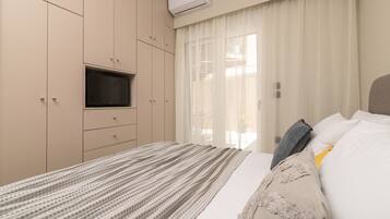 Deluxe Apartment | 2 bedrooms, in-room safe, iron/ironing board, free WiFi