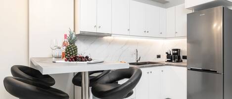 Deluxe Apartment | Private kitchen | Full-size fridge, oven, stovetop, espresso maker