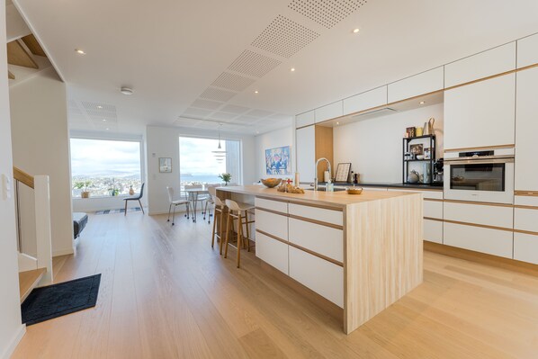 Deluxe Apartment | Private kitchen | Full-size fridge, oven, stovetop, dishwasher - Sea & City View - Luxurious - Hiking (Argir)