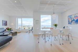 Deluxe Apartment | Dining room