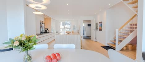 Deluxe Apartment | Dining room
