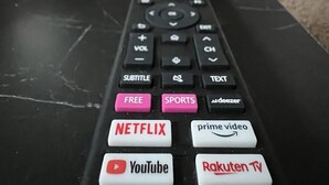 A remote control with buttons for Netflix, YouTube, and other streaming services. - Schöne Ruhige Zentrale Designerwohnung (Hannover)