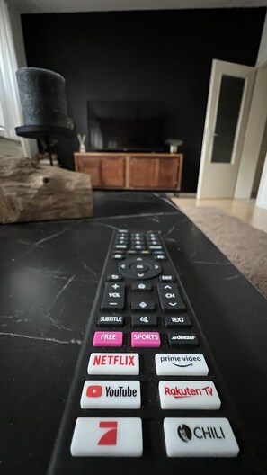 Un control remoto con botones para Netflix, YouTube y otros servicios de transmisión.