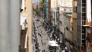 A bustling urban street with pedestrians, buildings, and street lamps. - Vacation Home "Massimo Tipo 2" with Mountain View, Terrace & Wi-Fi (Las Palmas de Gran Canaria)