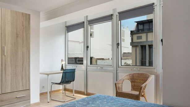 A bedroom with a bed, a desk, a chair, and a wardrobe. - Vacation Home "Massimo Tipo 2" with Mountain View, Terrace & Wi-Fi (Las Palmas de Gran Canaria)