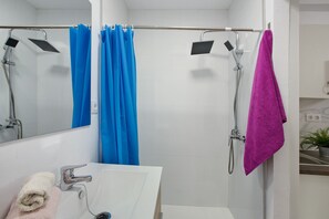 Dusche, Haartrockner, Handtücher