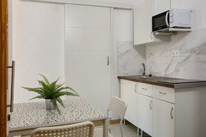 Fridge, microwave, stovetop, coffee/tea maker - Vacation Home "Massimo Tipo 2" with Mountain View, Terrace & Wi-Fi (Las Palmas de Gran Canaria)