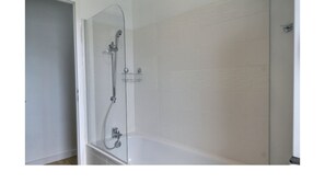 Badewanne, Haartrockner, Handtücher