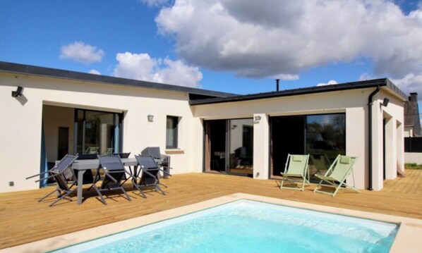 حمّام سباحة خارجي، حمّام سباحة مُدفَّأ