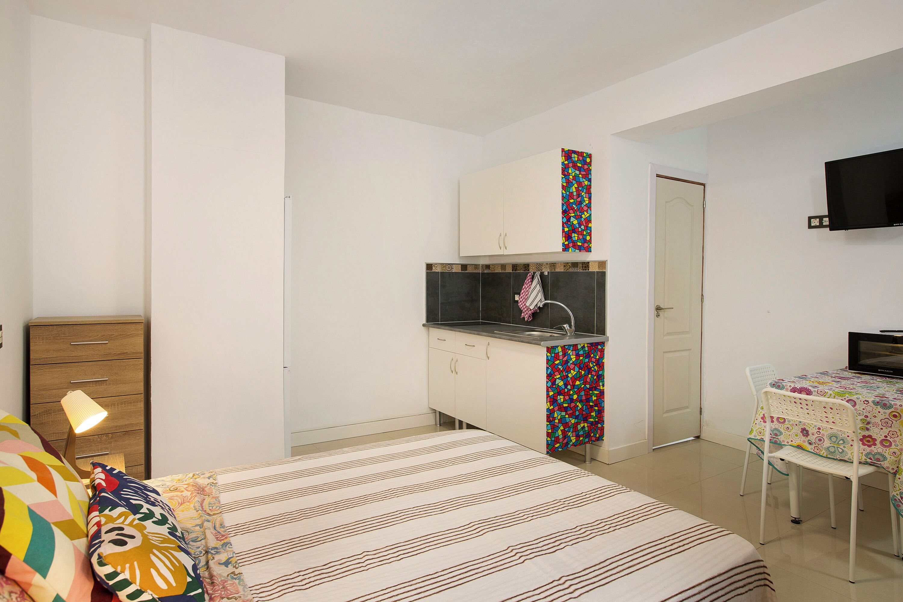 1 slaapkamer, een strijkplank/strijkijzer, gratis wifi, beddengoed