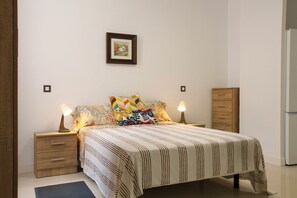 1 dormitorio, tabla de planchar con plancha, wifi gratis y ropa de cama