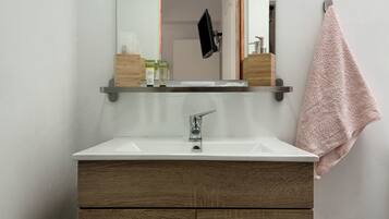 Een douche, een haardroger, handdoeken