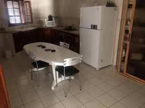 Réfrigérateur, micro-ondes, four, cafetière/bouilloire