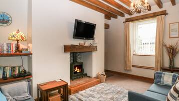 Cottage | Living area | Fireplace