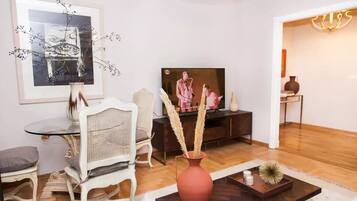 32-inch Smart TV with cable channels, TV