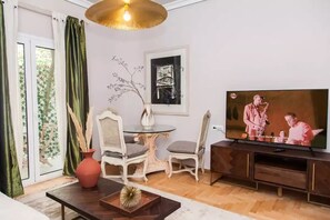 32-英寸智能电视 （配备有线频道）、电视