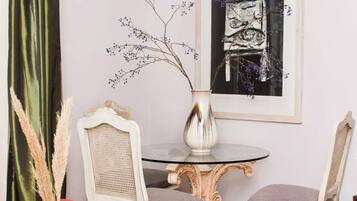 Apartamento luxo | Área de estar | Smart TV 32 polegadas com canais a cabo, TV