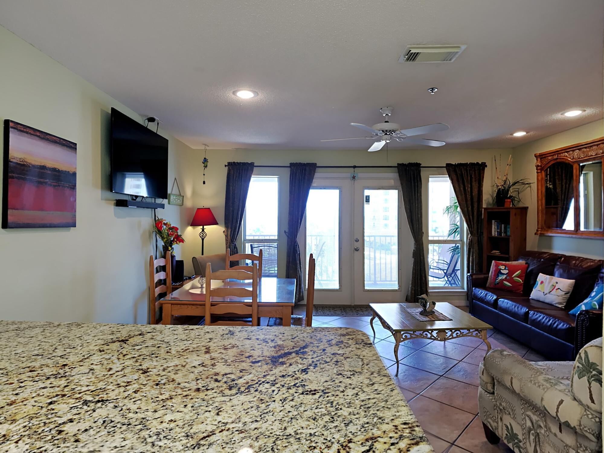 Un espacio habitable amplio con una cama grande, una mesa de comedor y un sofá.