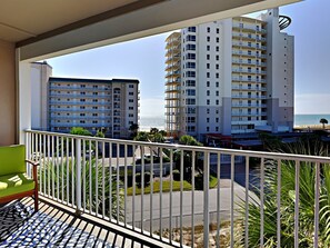 Apartamento, varias camas, balcón, vistas a la piscina (#402 West - No Pets) | Jardines del alojamiento