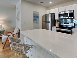 Apartamento, varias camas, balcón, vistas a la piscina (#402 West - No Pets) | Cocina privada | Frigorífico, microondas, horno y placa de cocina