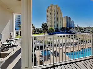 Condo, Plusieurs lits, balcon, vue sur la piscine (#306 West - No Pets) | Terrain de l’hébergement