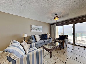 Apartamento, varias camas, balcón, vistas al mar (#403 East - No Pets) | Zona de estar | Televisión de pantalla plana de 42 pulgadas con canales digitales