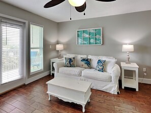 Apartment, Mehrere Betten, Balkon, Meerblick (#306 East - No Pets) | Wohnbereich | 40-Zoll-Flachbildfernseher mit Digitalempfang