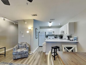 Condo, nhiều giường, sân hiên, quang cảnh hồ bơi (#106 East - No Pets) | Bếp riêng | Dụng cụ pha cà phê/trà, bàn ăn 
