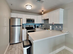 Condo, varias camas, balcón, vista a la alberca (#206 East - No Pets) | Cocina privada | Cafetera y tetera y comedor 