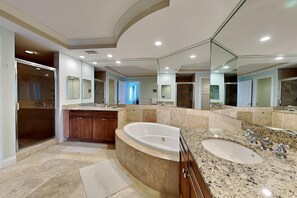 Condo, nhiều giường, ban công, quang cảnh biển (#1504 - No Pets) | Phòng tắm | Khăn tắm, giấy vệ sinh 