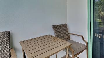 Leilighet, 1 queensize-seng, havutsikt (#203 - No Pets) | Utendørsservering