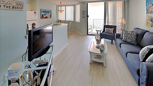 Leilighet, 1 queensize-seng med sovesofa, balkong, havutsikt (#202 - No Pets) | Oppholdsområde | TV