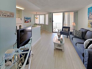 公寓客房, 1 張加大雙人床及 1 張梳化床, 露台, 海景 (#202 - No Pets) | 客廳 | 電視