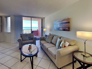 Apartment, 1 King-Bett und Schlafsofa, Balkon, Meerblick (#102 - No Pets) | Wohnbereich | Fernseher