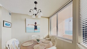Leilighet, 1 kingsize-seng med sovesofa, balkong, havutsikt (#302 - No Pets) | Spiseområde