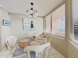 公寓式客房, 1 张特大床和 1 张沙发床, 阳台, 海洋景观 (#302 - No Pets) | 用餐