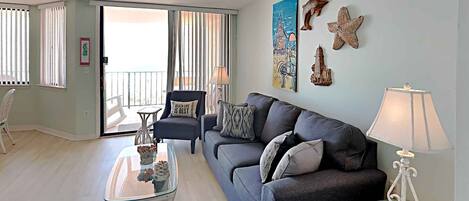 Apartment, 1 Queen-Bett und Schlafsofa, Balkon, Meerblick (#202 - No Pets) | Wohnbereich