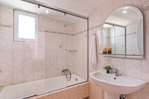 Baignoire, séchoir à cheveux, serviettes fournies, savon