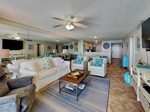 公寓客房, 多張床, 陽台, 海景 (#A805 - No Pets) | 起居區 | 電視