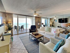 公寓客房, 多張床, 陽台, 海景 (#A805 - No Pets) | 起居區 | 電視