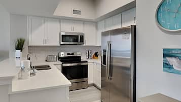 Condo, nhiều giường, ban công, quang cảnh biển (#1403 - No Pets) | Bếp riêng | Tủ lạnh, lò vi sóng, lò nướng, bếp nấu