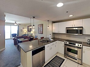 Condo, varias camas, balcón, vista al océano (#906 - No Pets) | Cocina privada | Cafetera y tetera 
