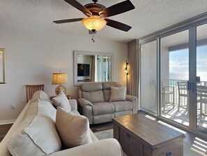 Appartement, Meerdere bedden, balkon, uitzicht op zee (#703 - No Pets) | Woonruimte | Een 42-inch flatscreentelevisie met digitale zenders en televisie
