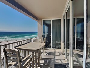 公寓式客房, 多张床, 阳台, 海洋景观 (#703 - No Pets) | 室外用餐