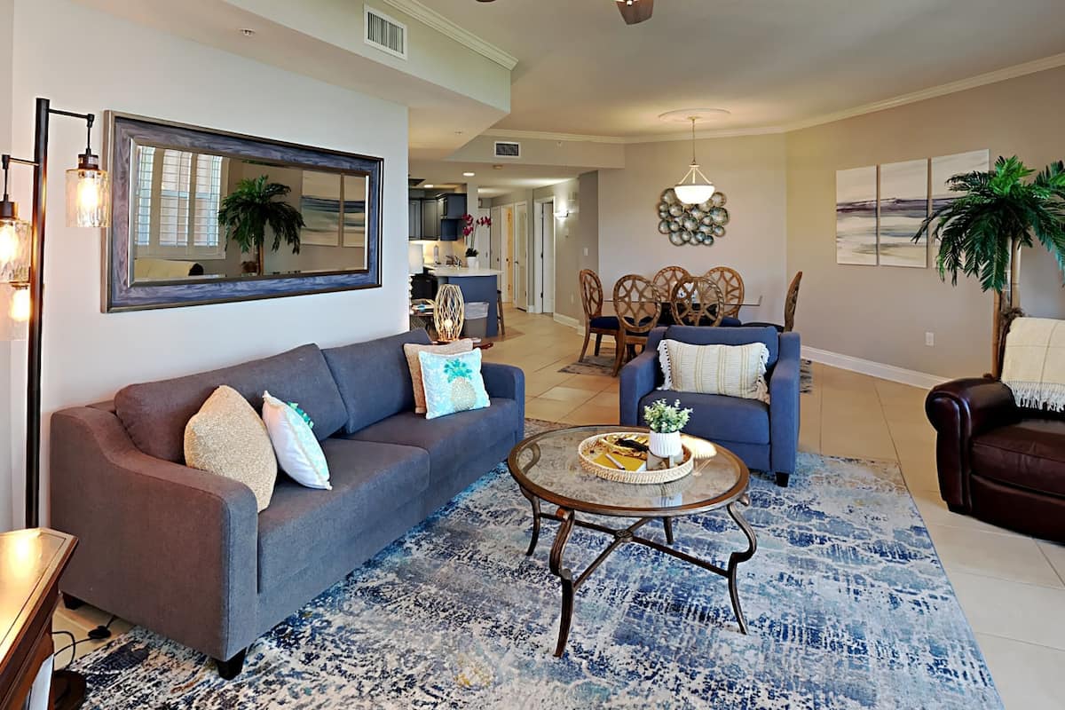 公寓式客房, 多张床, 阳台, 海洋景观 (#411D - No Pets) | 起居区 | 40-英寸电视 (配备数码频道)、MP3 基座