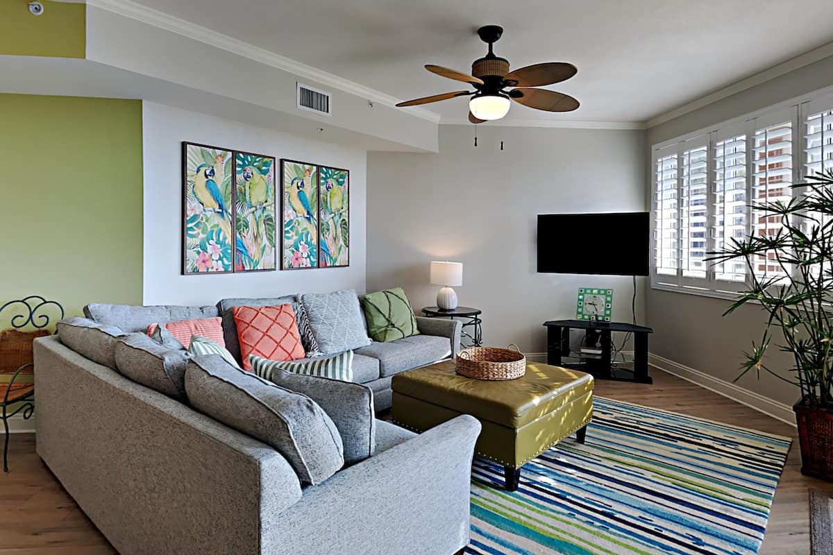 公寓式客房, 多张床, 厨房, 花园景观 (#204B - No Pets) | 起居区 | 40-英寸电视 (配备数码频道)、MP3 基座