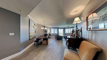 Condo, varias camas, balcón, vista al océano (#213E - No Pets) | Interior