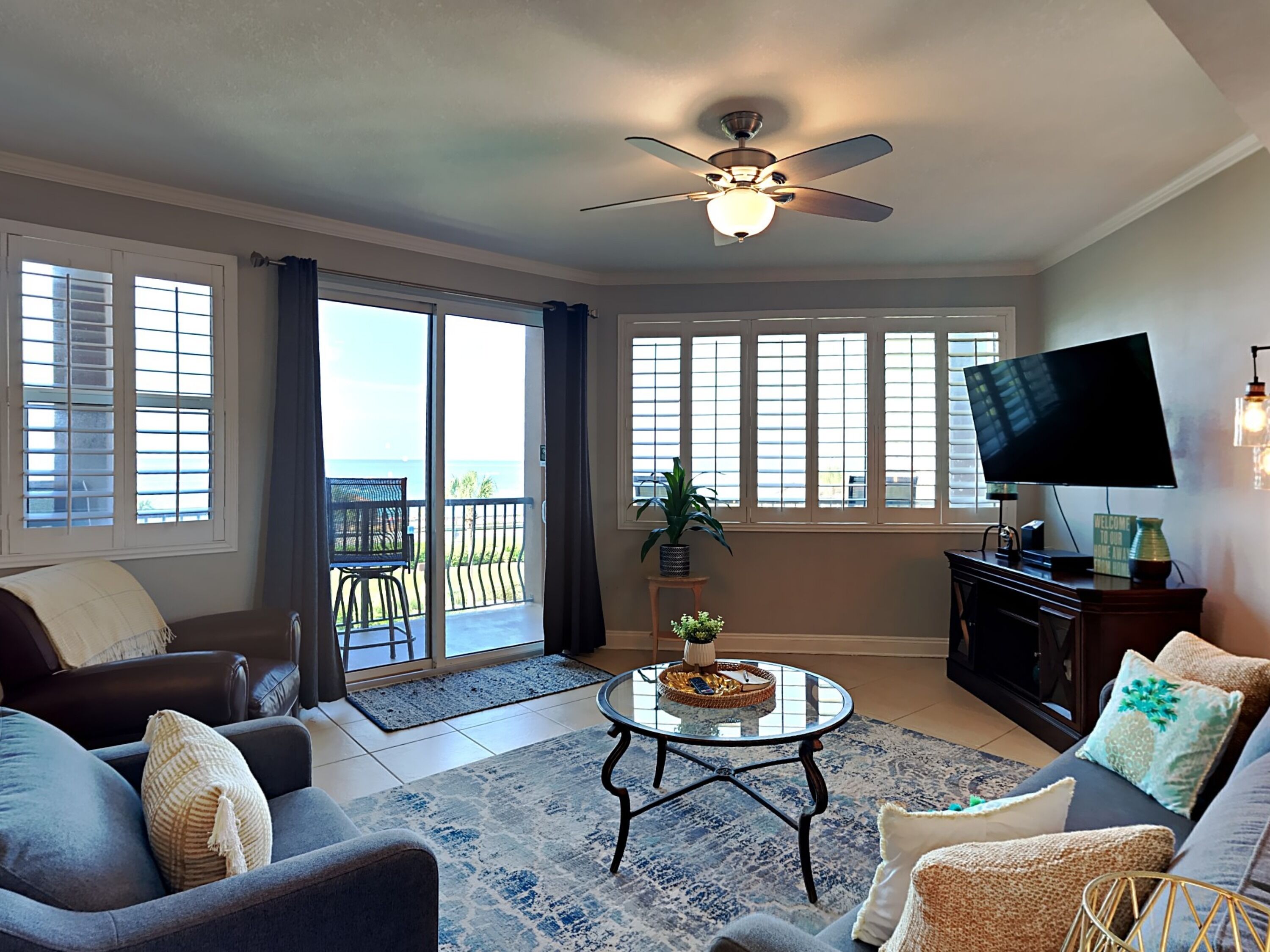 Condo, varias camas, balcón, vista al océano (#411D - No Pets) | Área de sala de estar | Televisión de 40 pulgadas con canales digitales 